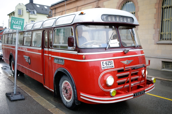 Rød veteranbuss på egen holdeplass for Museumsnatt